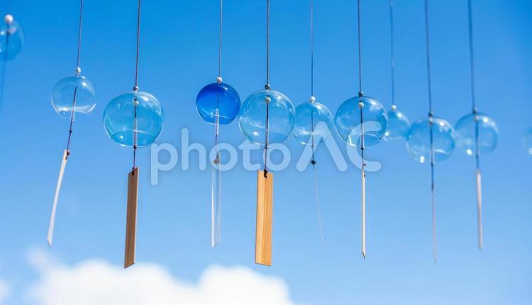 青空と風鈴の風景 夏,風鈴,風景の写真素材