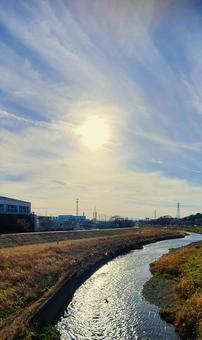 川と朝日の写真