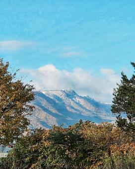 秋景色 初雪の山 初雪,山,秋晴れの写真素材
