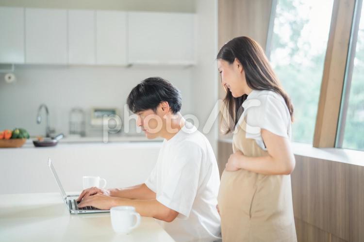 テレワークする男性と妊婦 妊婦,ワーケーション,妊娠の写真素材