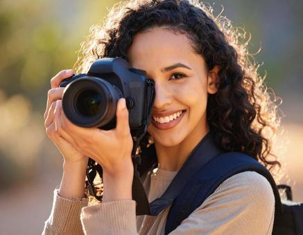 春の風景を撮影するカメラ女子 春の風景を撮影するカメラ女子の写真