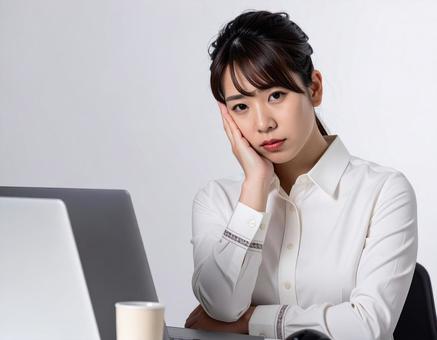 頭を抱えて頭痛に悩む女性 頭を抱えて頭痛に悩む女性の写真