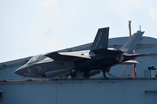 空母プリンス・オブ・ウェールズの艦載機 f35b,ステルス戦闘機,第5世代の写真素材