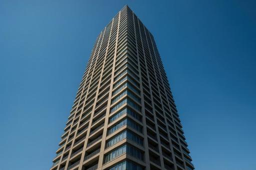 空に伸びるタワーマンション 空に伸びるタワーマンションの写真