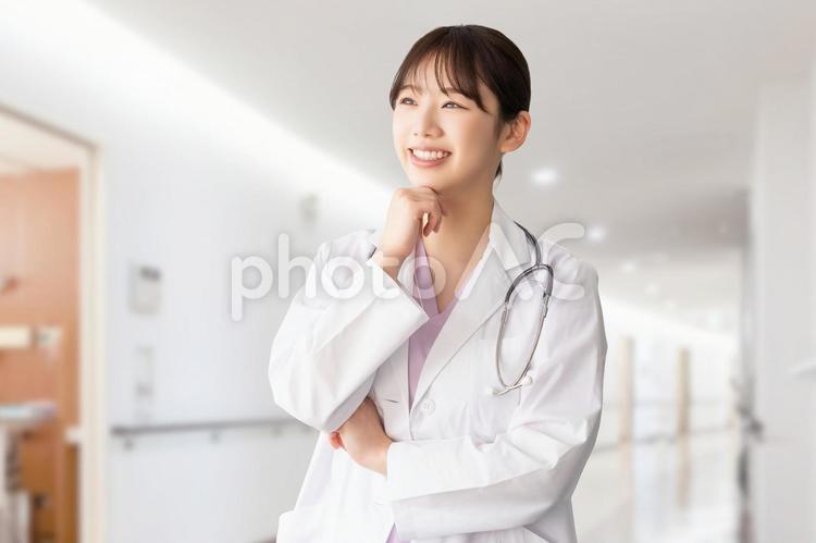 白衣を着た笑顔の女性医療スタッフ 女性,医療,医療スタッフの写真素材