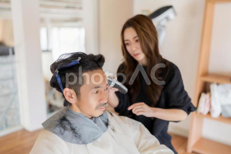 美容室で髪を刈り上げる男子 スタイリスト,カット,スタイルの写真素材