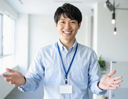 両手を広げる笑顔の男性会社員 両手を広げる笑顔の男性会社員の写真