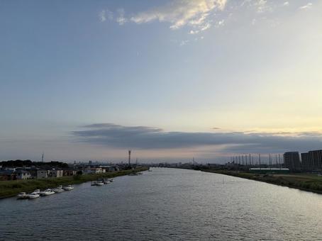 川と夕日と船 川と夕日と船の写真