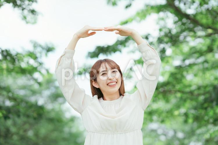 手で丸をつくる女性 新緑,緑,自然の写真素材