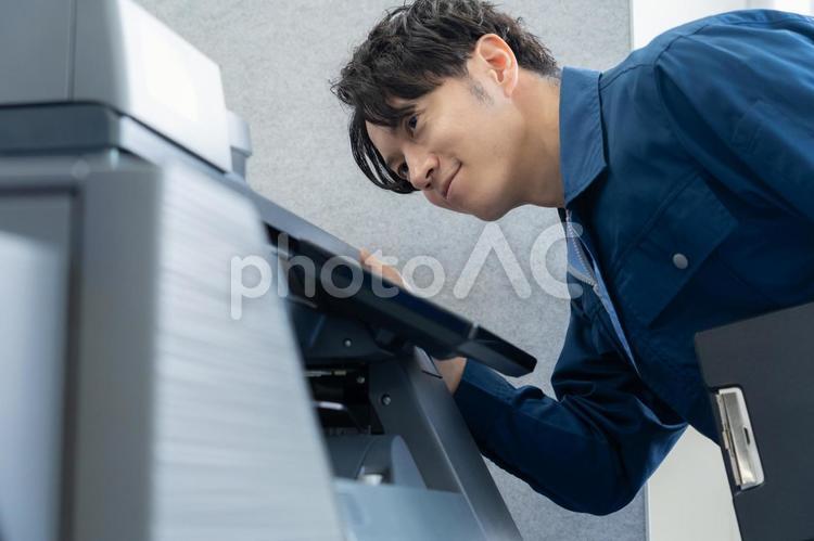 オフィスで仕事をする若い男性エンジニア エンジニア,メンテナンス,ビジネスの写真素材