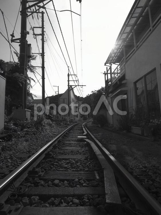 住宅地の単線 白黒,モノクロ,線路の写真素材