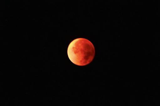 皆既月食で赤銅色になった満月 皆既月食で赤銅色になった満月の写真
