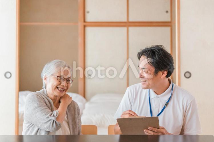 在宅介護を受ける高齢者女性（肩こり） 高齢者,肩こり,介護の写真素材
