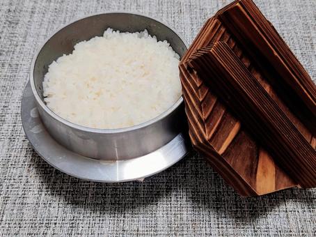 羽釜で炊いた白ごはん 羽釜で炊いた白ごはん ご飯,お米,釜炊きの写真素材