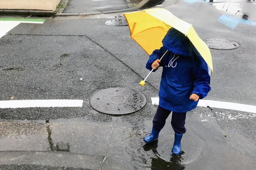 雨の日に傘をさして散歩する子供 雨の日に傘をさして散歩する子供 子供,子ども,幼児の写真素材
