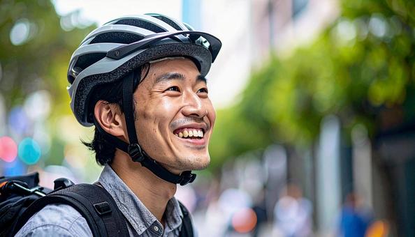 自転車用ヘルメットをかぶる男性 自転車用ヘルメットをかぶる男性の写真