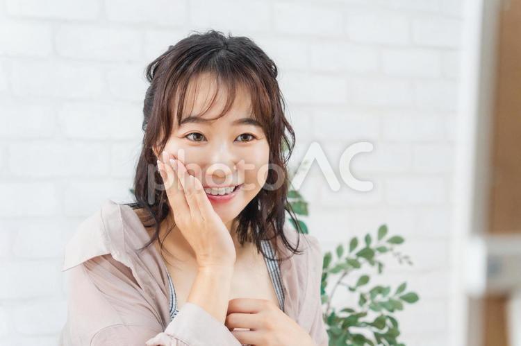 肌のスキンケア・保湿をする笑顔の女性 肌のスキンケア・保湿をする笑顔の女性 スキンケア,美肌,肌の写真素材
