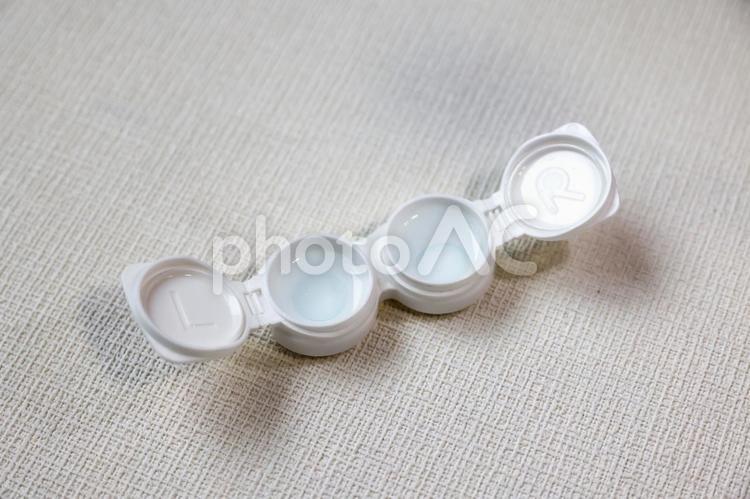 コンタクトと白いコンタクトケース コンタクト,コンタクトレンズ,ケースの写真素材