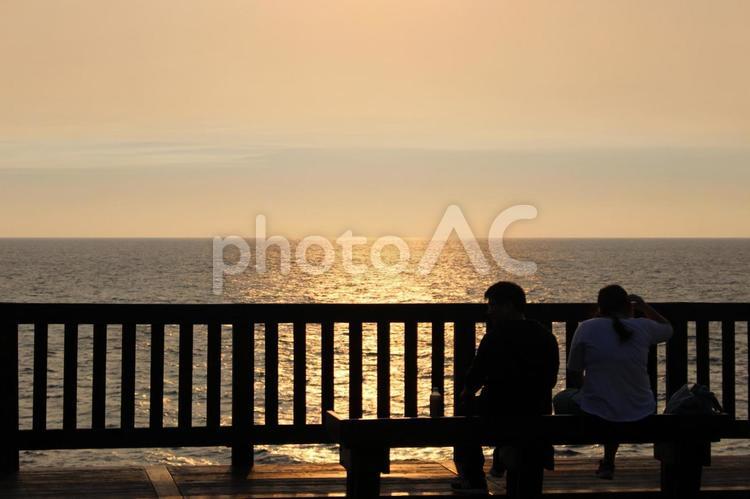 夕日と恋人と海辺 恋人,ロマンチック,恋愛の写真素材