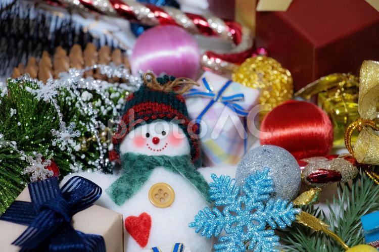 スノーマンがいるクリスマス背景 クリスマス,オーナメント,スノーマンの写真素材
