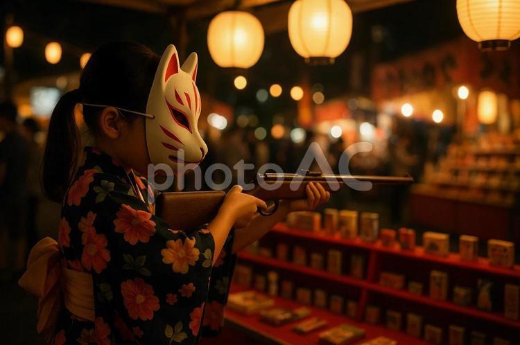 夏祭りの屋台で射的を楽しむ女の子 夏祭り,屋台,女の子の写真素材