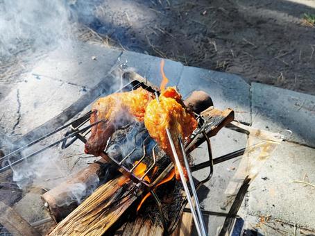 焚き火で焼く鶏肉 焚き火で焼く鶏肉 鶏肉,焼肉,焚き火の写真素材