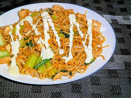お皿に盛り付けられた焼きそば 食事 お皿に盛り付けられた焼きそば 食事 焼きそば,麺類,マヨネーズの写真素材