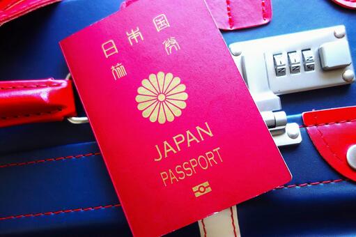 スーツケースとパスポート パスポート,スーツケース,旅行の写真素材