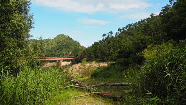 橋と山 橋と山の写真