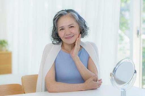 スキンケアをするシニア女性 スキンケアをするシニア女性 美容,シニア,笑顔の写真素材