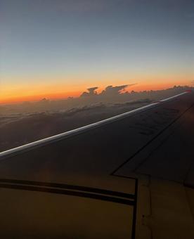 朝焼けと飛行機の翼 朝焼けと飛行機の翼の写真