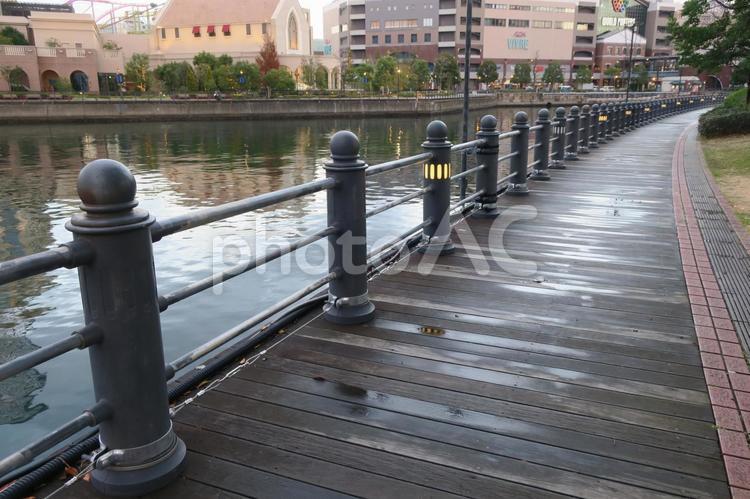雨上がりの運河沿いのプロムナード・散歩道 運河,プロムナード,散歩道の写真素材