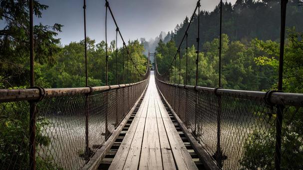 山の中の吊り橋2 山の中の吊り橋2の写真