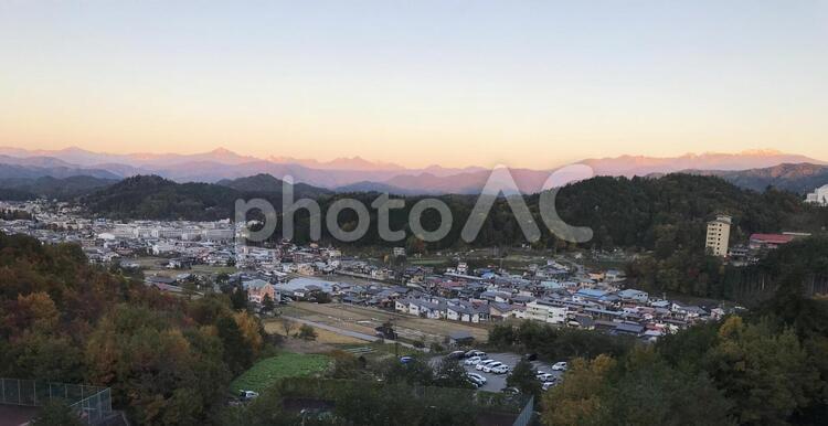 高山市街地と北アルプス ビル,丘,何人もありませんの写真素材