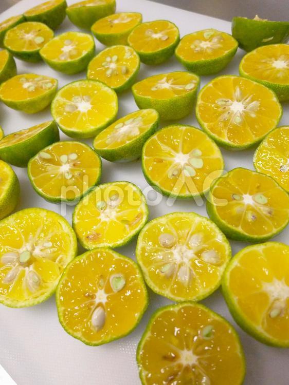 シークヮーサーの断面いっぱい シークヮーサー,黄色,柑橘の写真素材