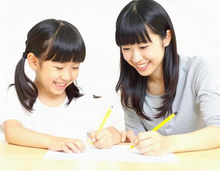 勉強をしている 児童と女性 14 勉強をしている 児童と女性 14の写真