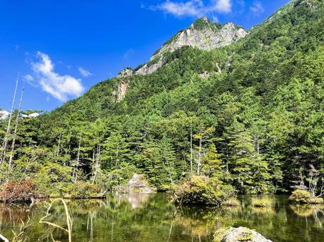 明神池と明神岳 上高地 明神池と明神岳 上高地 上高地,夏,明神池の写真素材