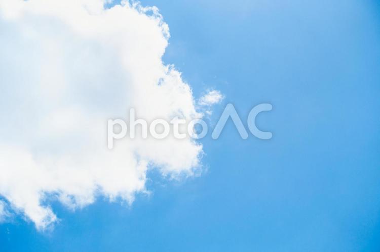 美しい青空と雲の写真。 空,天空,青空の写真素材
