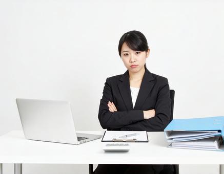 オフィスで困っているサラリーマン女性 オフィスで困っているサラリーマン女性の写真