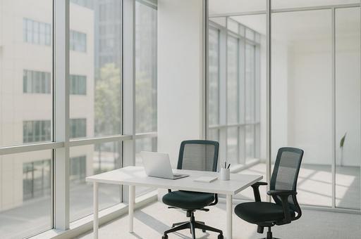 透明ガラス壁のオフィス空間の写真
