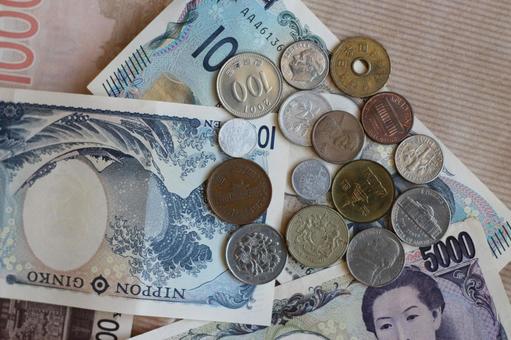 日本と外国のコイン15個と日本のお札 日本と外国のコイン15個と日本のお札 紙幣,コイン,お金の写真素材