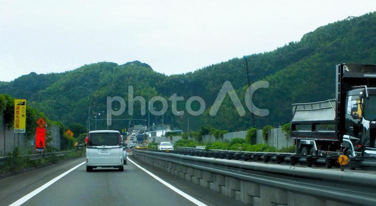 のぼり坂　速度回復の看板とトンネルへの道 坂道,道路,のぼり坂の写真素材