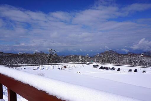 鳥取大山の冬の駐車場4　雪山素材　風景 雪,駐車場,轍の写真素材