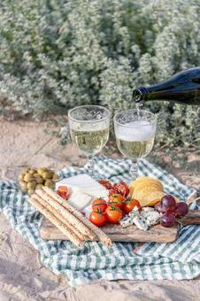 シャンパンと色々なおつまみ シャンパン,注ぐ,飲み物の写真素材