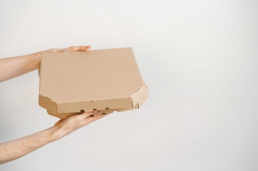 ピザ箱を持つ手 配達,フードデリバリー,テイクアウトの写真素材