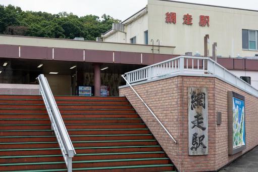 秋の曇り空と縦書きの網走駅名標 秋の曇り空と縦書きの網走駅名標 網走駅,鉄道,駅名標の写真素材