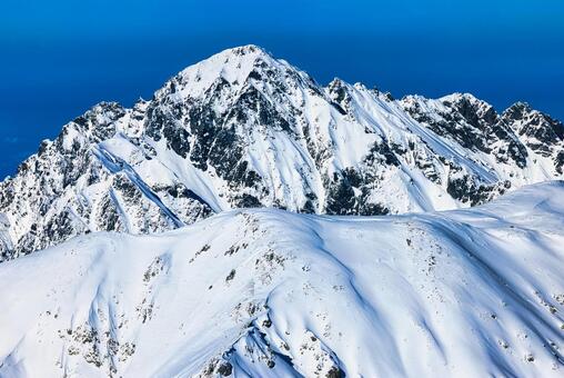 冠雪の北アルプスの剱岳 冠雪,冬山,雪山の写真素材