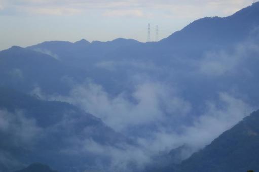 五老ヶ岳公園から見た京都府舞鶴湾の雲海 五老ヶ岳公園から見た京都府舞鶴湾の雲海の写真