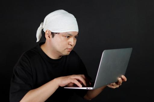 パソコン作業をする男性 パソコン作業をする男性 パソコン,ノートパソコン,男性の写真素材