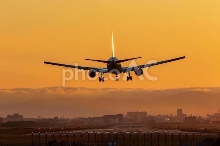 夕暮れ空港 飛行機,空港,日暮れの写真素材